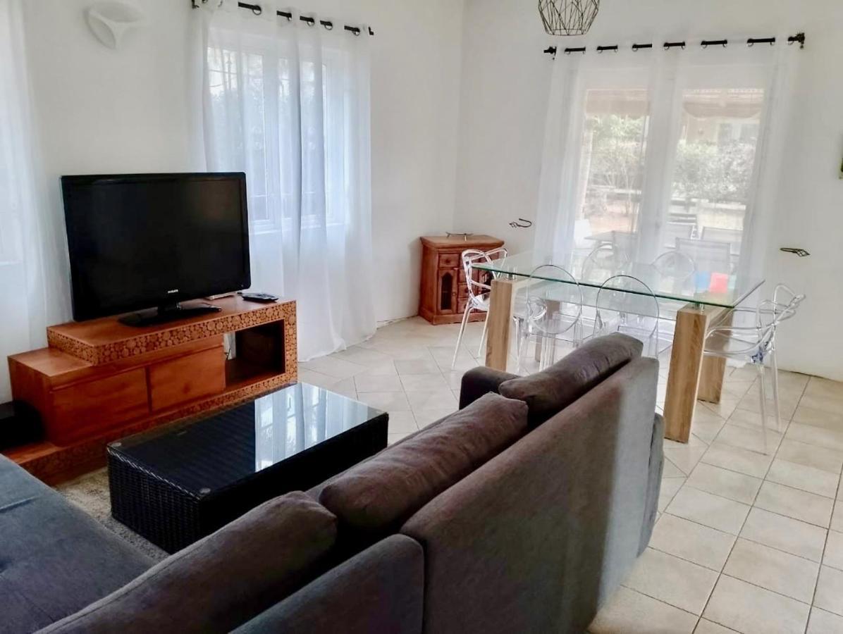 Beachfront Villa In A Beautiful And Secured Complex Flic-en-Flacq الغرفة الصورة
